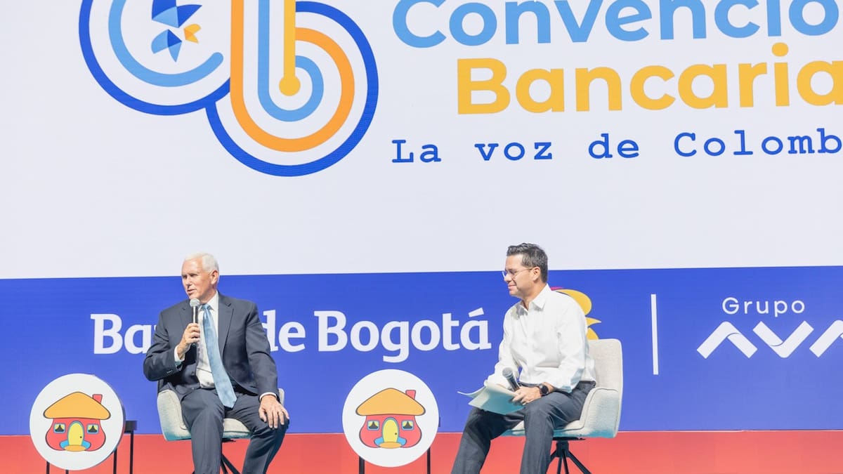 Mike Pence, el exvicepresidente de los Estados Unidos, junto a Luis Carlos Vélez, periodista de la FM, en la Convención Bancaria.