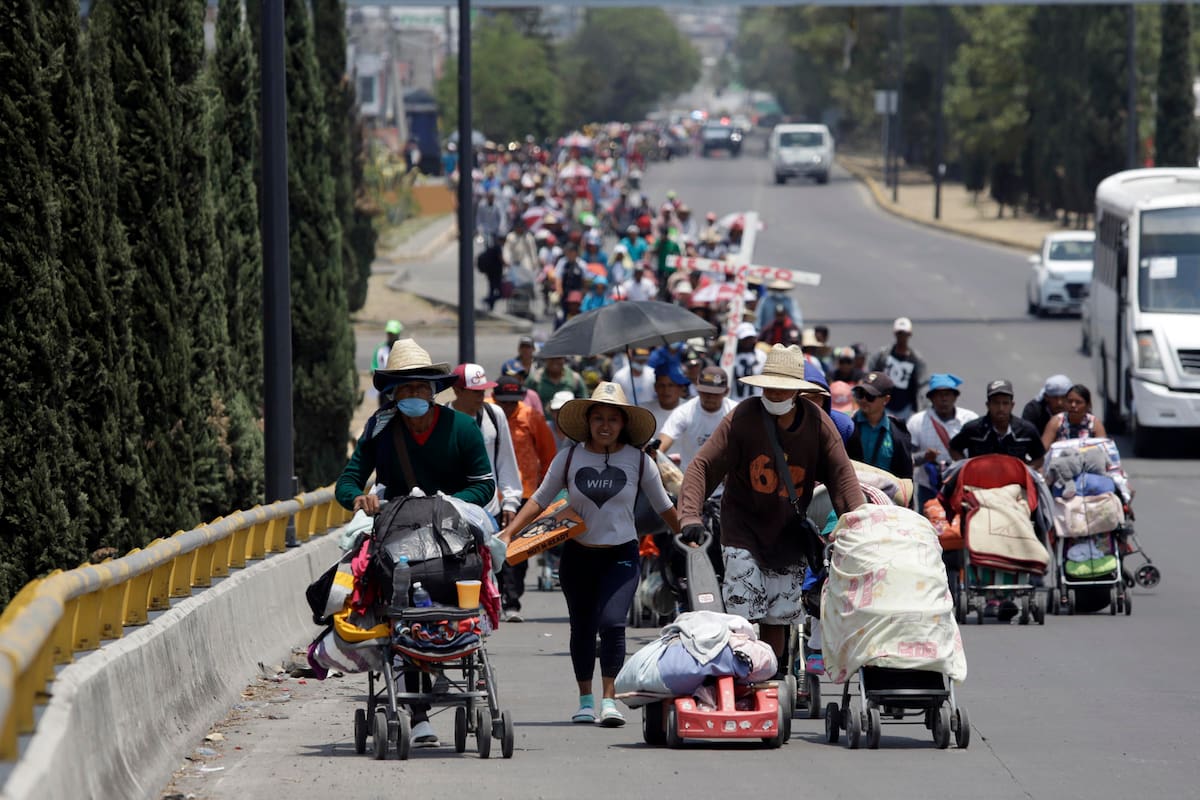 Medio millar de migrantes llegan en caravana al centro de México