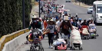 Medio millar de migrantes llegan en caravana al centro de México