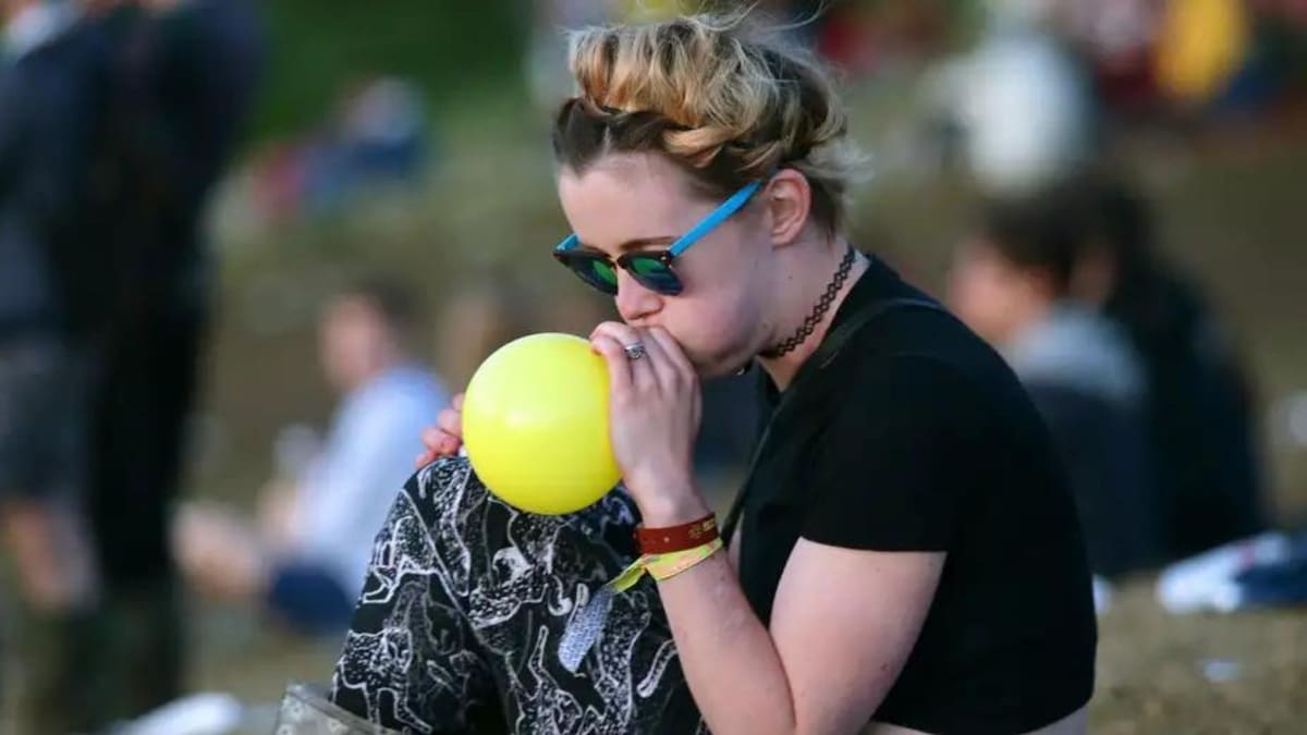 El gas hilarante es una popular droga recreativa en muchos festivales de música. //Foto: DW