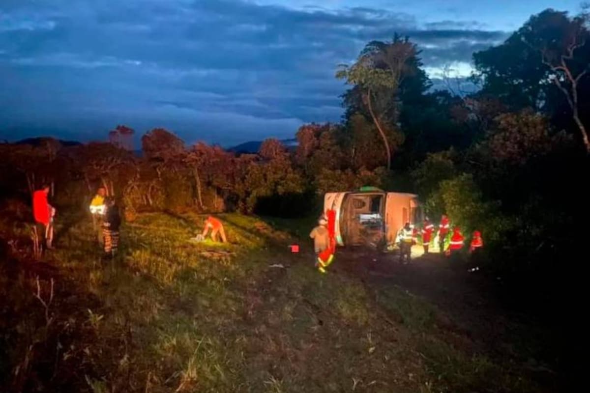 Grave accidente: 4 muertos y 16 heridos en volcamiento de bus