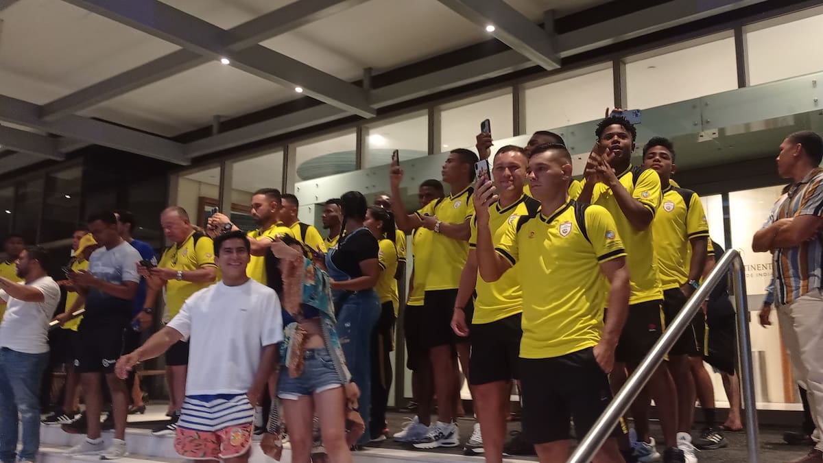 Los jugadores y cuerpo técnico de Real Cartagena sintieron el abrazo de los aficionados en la previa del juego ante Orsomarso. //Zenia Valdelamar El Universal