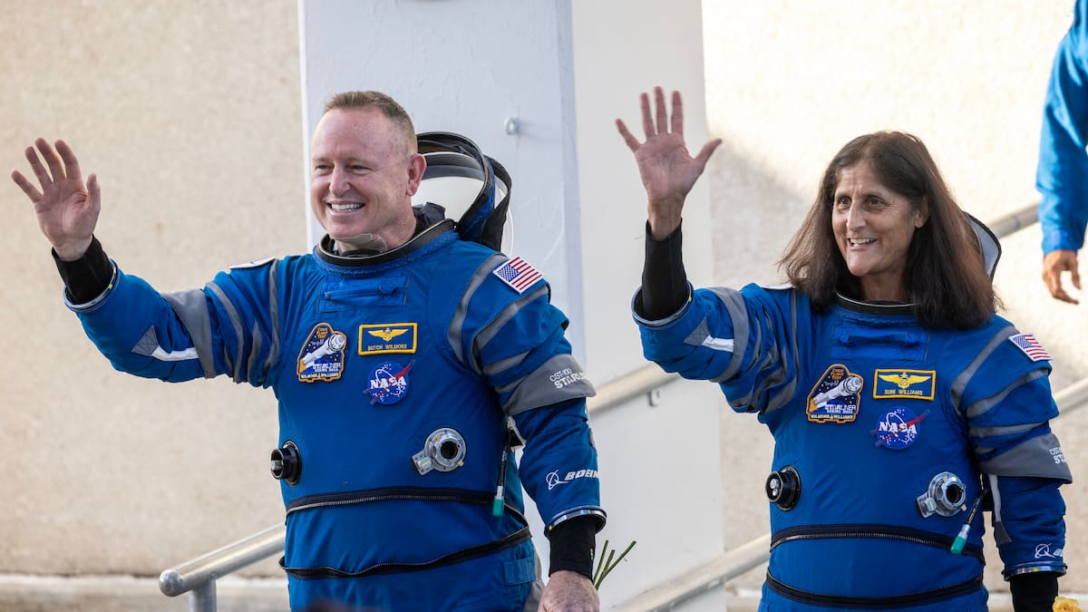 Miembros de la tripulación de vuelo de prueba de Boeing de la NASA Butch Wilmore y Suni Williams, ambos de la Administración Nacional de Aeronáutica y del Espacio (NASA), salen del Neil A. // Efe