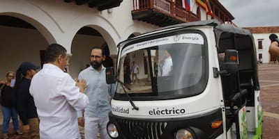 El ministro de Minas y Energía entrega primer motocarro eléctrico en Cartagena