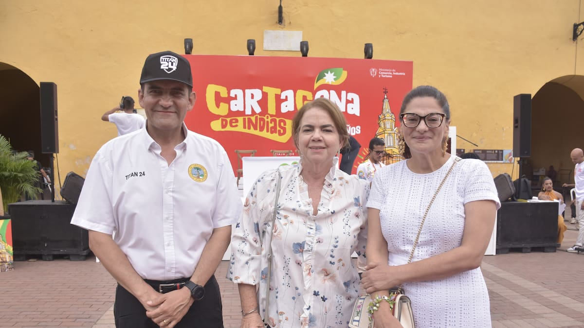 General Carlos Rodríguez, Patricia Acero y Mónica Fadul.