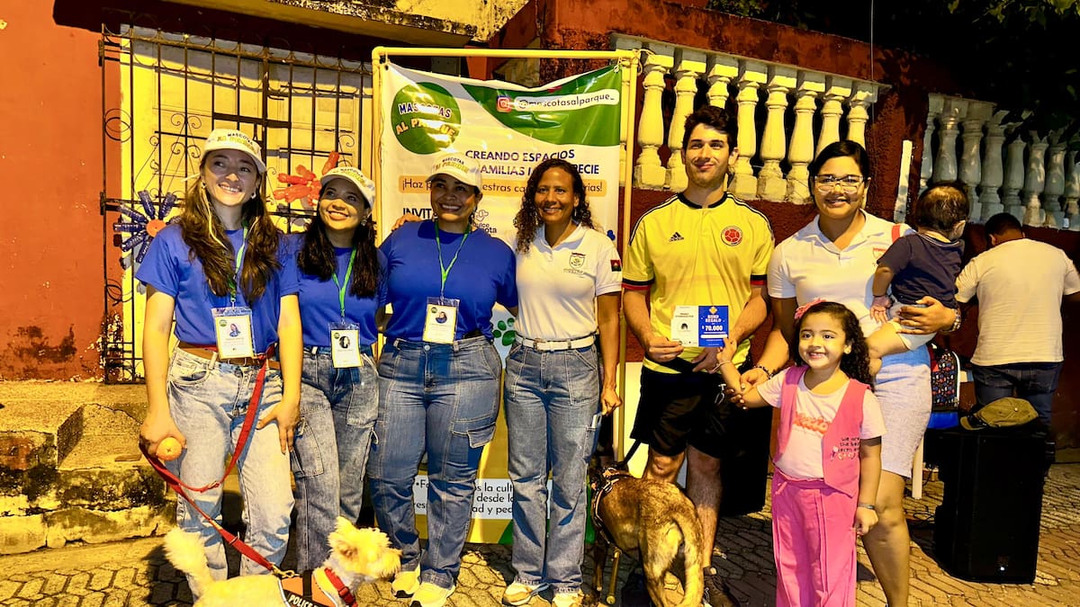 Familias turbaqueras celebrando en el evento “Mascotas al parque”, disfrutando de actividades recreativas y servicios de salud para sus mascotas en el Callejón.