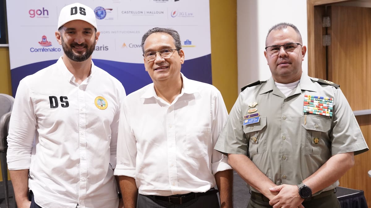 Jaime Hernández, Nicolás Pareja y el coronel Gelver Yecid Peña, comandante de la Policía Metropolitana de Cartagena.