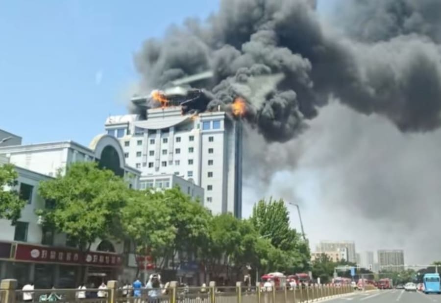 Video: Incendio consume el edificio de transporte en Baoding, China