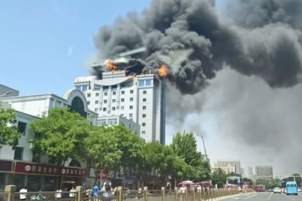 Video: Incendio consume el edificio de transporte en Baoding, China