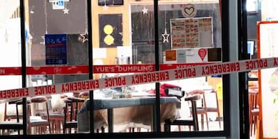 Hombre armado con un hacha ataca a comensales en 3 restaurantes