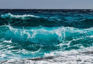 Hombre fue rescatado por el reflejo de su reloj tras estar 23 horas a la deriva 