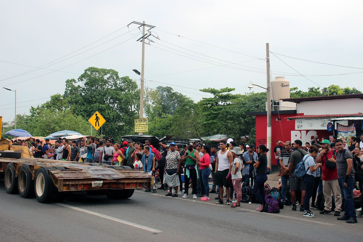 Caravana migrante parte de Tapachula tras reunión de presidentes México-Guatemala