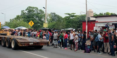 Caravana migrante parte de Tapachula tras reunión de presidentes México-Guatemala