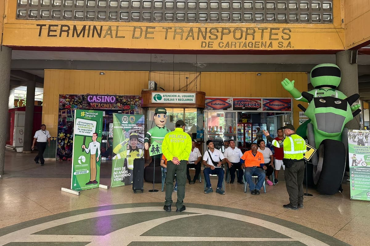 ¡Buena esa! Policía lleva la campaña “Abraza tu vida” a la Terminal de Transporte