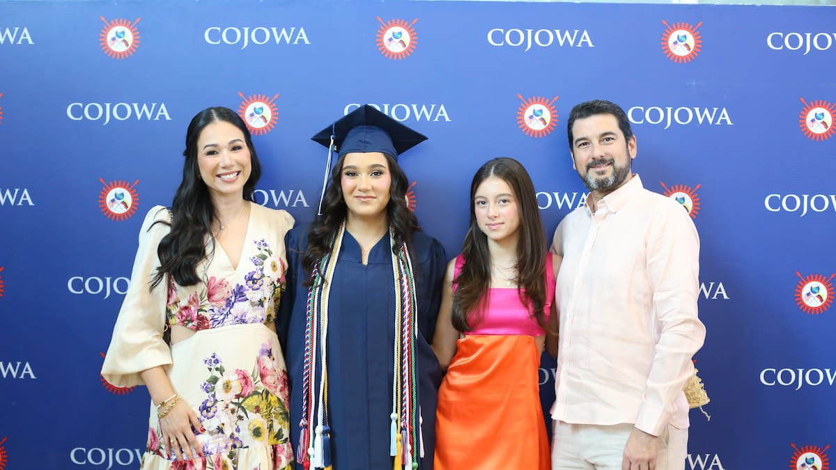 Zune Fram, Cristina Martínez, Catalina Martínez y Roberto Martínez.