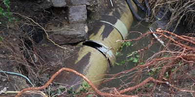 Fuga de agua provocó desalojo y posible demolición de vivienda